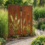 Ein von der Natur inspirierter Garten —  wie lassen sich Pflanzen mit Metalldekorationen harmonisch kombinieren?